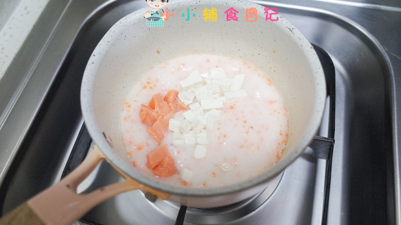 8个月以上三文鱼胡萝卜豆腐羹,胡萝卜快煮熟的时候加入豆腐跟三文鱼