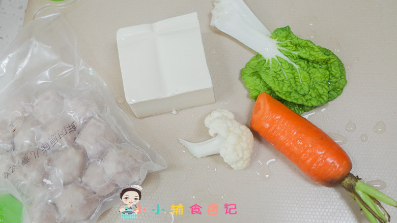  12个月以上豆腐肉丸汤,准备好材料，可以自己调整蔬菜跟肉的搭配
