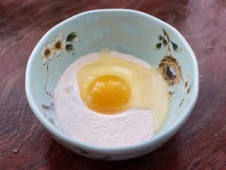 藕夹肉,面粉里打入一枚鸡蛋，再加入少许盐和泡打粉，这样炸出来的藕盒外皮会很蓬松酥香哟。