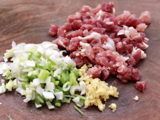 藕夹肉,把猪肉用刀切成小丁，葱姜切碎。