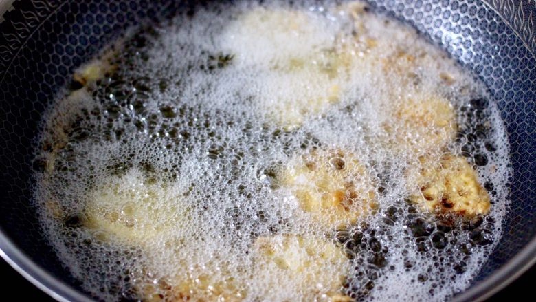 藕夹肉,放入锅中小火慢慢炸至两面金黄色即可。