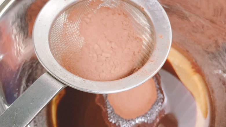 可可戚风蛋糕,在植物油中加入过筛的可可粉(一定要过筛，因为可可粉容易结块)。