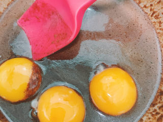 可可戚风蛋糕,将蛋黄和蛋白分离，蛋黄加入已混合好的油和可可粉中。