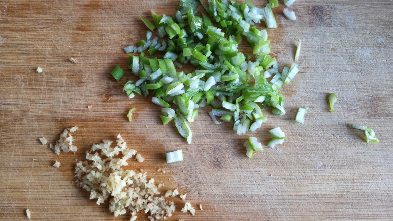 三鲜馄饨,葱姜切碎备用。
