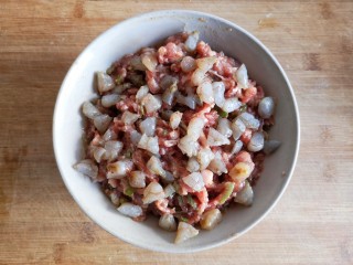 三鲜馄饨,将处理好的虾仁切小段，加入肉馅中。