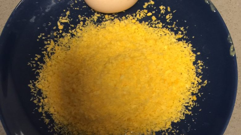 香酥脆小黄鱼,将鸡蛋一只，适量的面包糠适量放在盘中备用