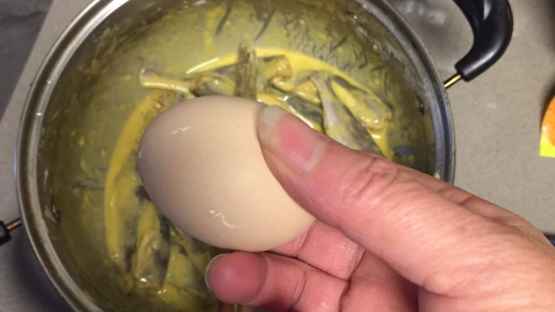 香酥脆小黄鱼,将鸡蛋打散放入腌制好的小黄鱼里