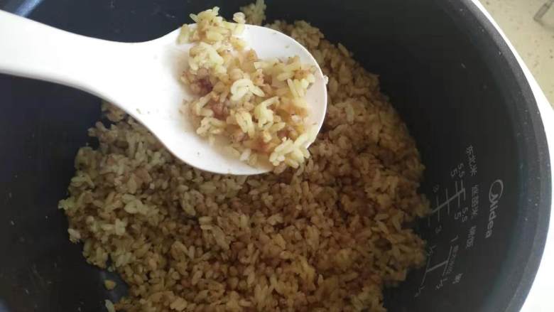 谁说炒饭一定要用冷藏过的剩米饭？告诉你炒饭粒粒分明的小秘密,这是煮好的米饭，可以看见本身就是粒粒分明的，炒饭特别方便。
