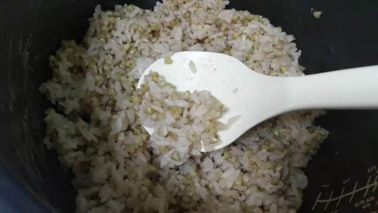 谁说炒饭一定要用冷藏过的剩米饭？告诉你炒饭粒粒分明的小秘密,煮好后的样子，粘度会略高于苦荞米饭，但炒饭也完全没问题。