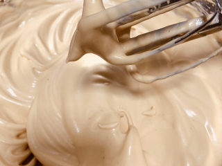 可可戚风蛋糕,将最后的三分之一的糖加入打发至干性，干性的状态如图所示，有明显的纹路，轻轻捞起时呈现尖状。