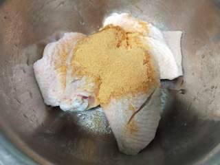 砂锅版烤鸡翅,根据个人口感放入适量烤肉料。
