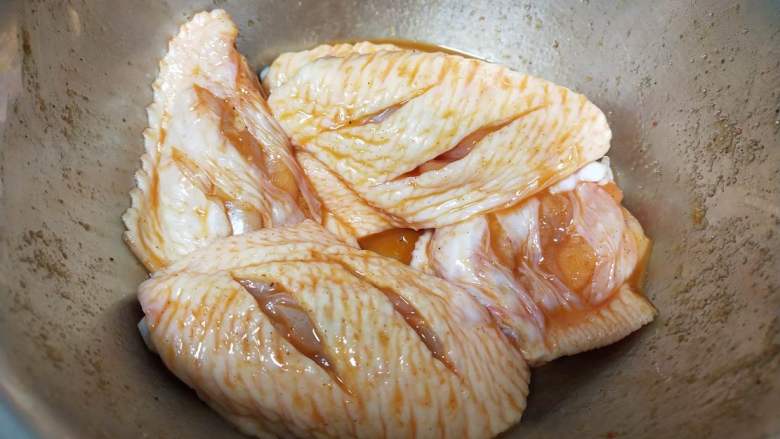 砂锅版烤鸡翅,拌匀，冷藏腌制两小时以上更入味。