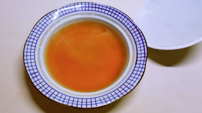 桂圆炖蛋,将汤水分成两份 以一份为例 碗中汤水晾至50度左右