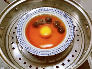 桂圆炖蛋,蒸锅水烧开后  放入蒸屉  碗中继续放入桂圆