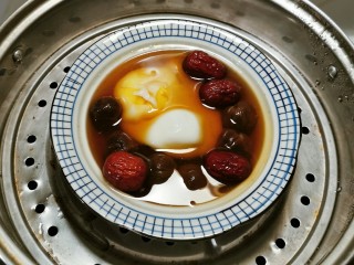 桂圆炖蛋,这个食材量刚好两碗量  蒸锅水烧开 上下屉各一碗   