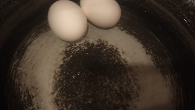 桂圆炖蛋,鸡蛋用冷水泡几分钟在包。