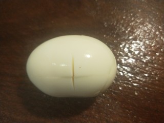 桂圆炖蛋,鸡蛋在划几刀。
