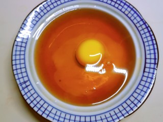 桂圆炖蛋,敲入1颗鸡蛋  不用搅拌 保持原状
