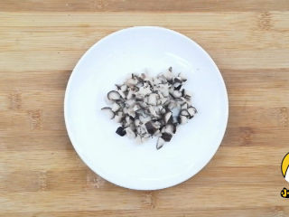 鹅肝蛋卷饭，口感细腻富含维A，源自北欧，纯净生鲜【小鹿优鲜】,香菇切碎。