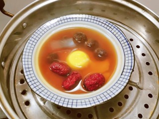 桂圆炖蛋,放入红枣  开始隔水炖  炖10分钟左右