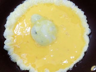 鸡蛋韭菜盒子,锅里倒进油，烧热后倒进鸡蛋。