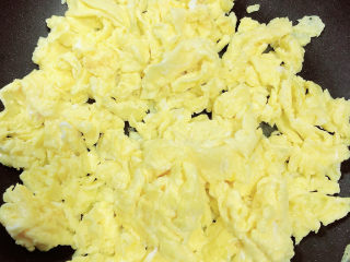 鸡蛋韭菜盒子,把鸡蛋液炒成细软的鸡蛋穗。炒鸡蛋油可以适量多放一些，炒出的鸡蛋碎更松软。