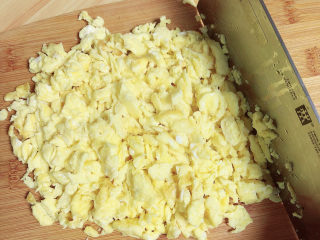 鸡蛋韭菜盒子,将鸡蛋切几刀，成小块儿妆待用。
