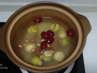 小米、蔓菁、枸杞粥,锅中放入适量清水，放入蔓菁、花生、红枣