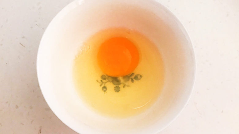 蛋黄派,取一个鸡蛋打入碗中