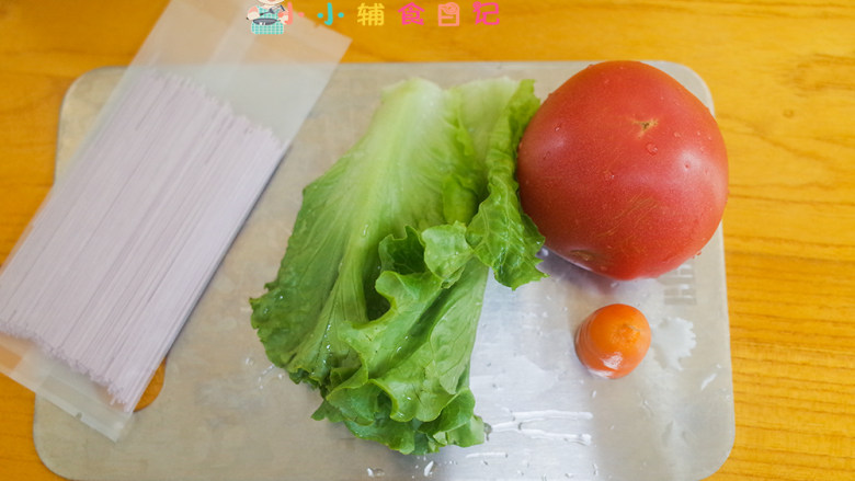 8个月以上西红柿龙须面,准备好材料，如果是菠菜要提前焯水