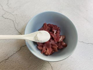 莲藕炒肉片,取一个空碗放入肉片，加适量淀粉