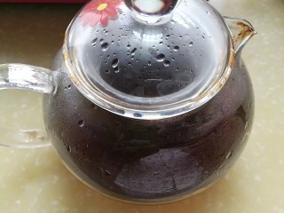 风寒感冒初起，一杯姜枣茶搞定,过滤倒出