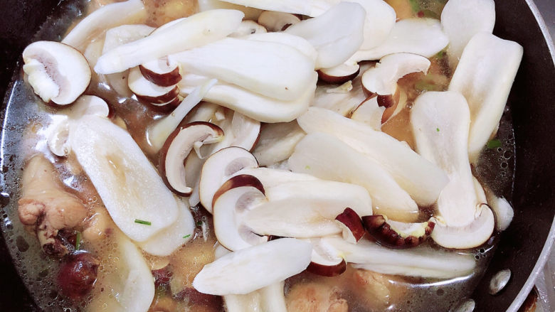 小鸡炖蘑菇粉条,鸡翅根5成熟时，放入松茸，继续炖煮10分钟。