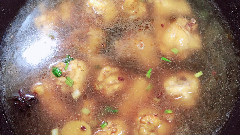 小鸡炖蘑菇粉条,倒入600ml水，大火加热烧开锅。盖盖儿中火炖煮10分钟。