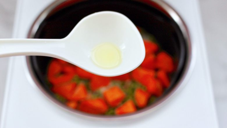 绿豆红薯饭,这个时候加入<a style='color:red;display:inline-block;' href='/shicai/ 849'>花生油</a>，这样蒸出来的米饭口感更香浓。