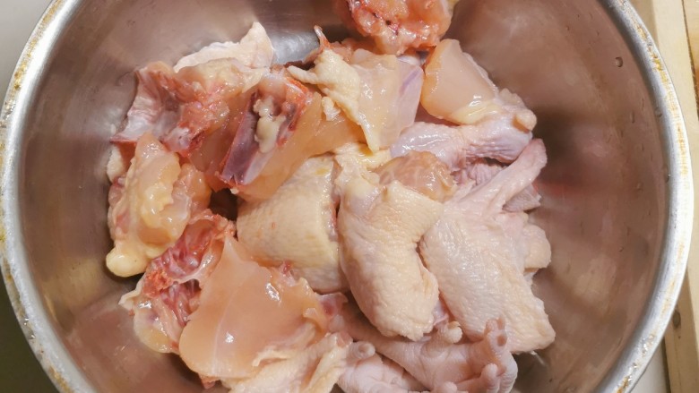 小鸡炖蘑菇粉条,清洗干净切块  用半只的量