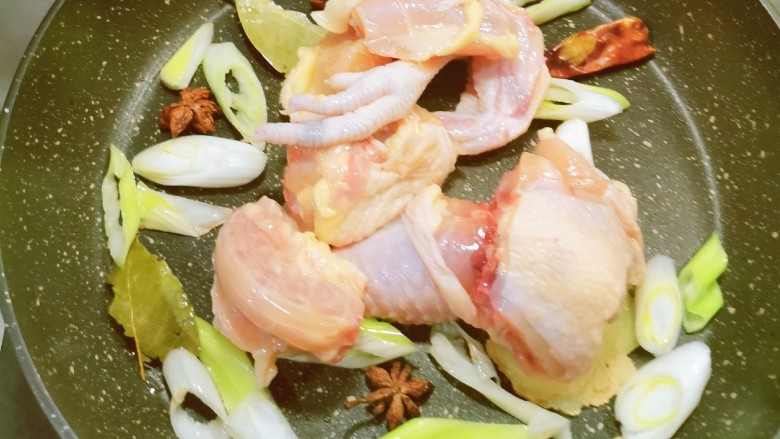 小鸡炖蘑菇粉条,将鸡块放入锅里