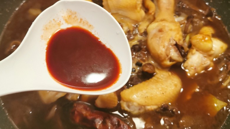 小鸡炖蘑菇粉条,放入红腐乳汁  增色增香