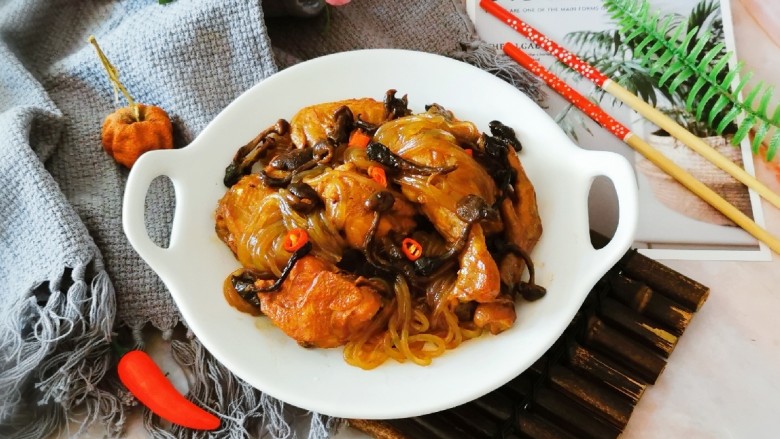 小鸡炖蘑菇粉条,出锅装盘  非常香