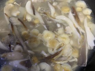 茶树菇排骨汤,煮开