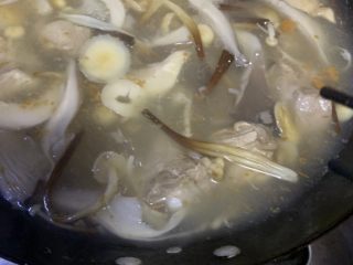 茶树菇排骨汤,小火慢煮