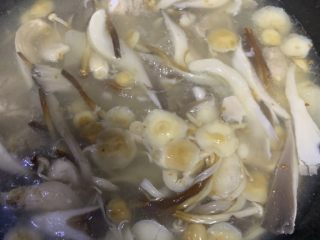 茶树菇排骨汤,放开水放排骨放蘑菇