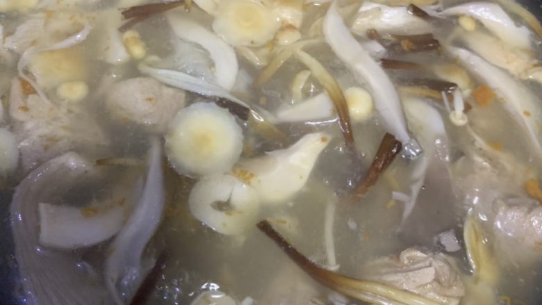 茶树菇排骨汤,煮到汤色发白