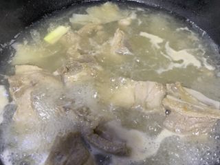 茶树菇排骨汤,煮完捞出
