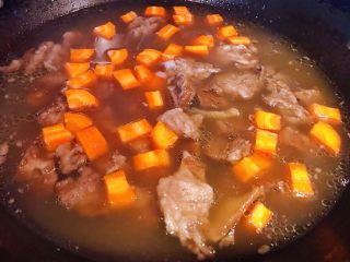 牛肉炖豆腐,取走调料包将胡萝卜丁放入锅中中火炖5分钟