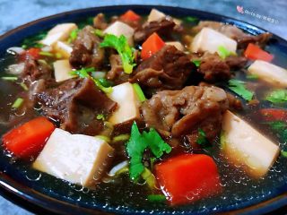 牛肉炖豆腐,牛肉胡萝卜豆腐汤是宴客的最佳美味哦