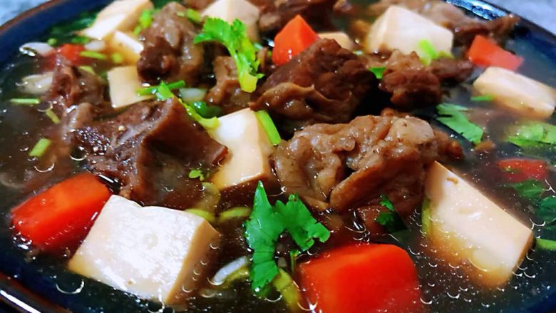 牛肉炖豆腐,牛肉胡萝卜豆腐汤是宴客的最佳美味哦