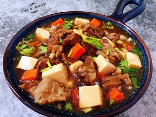 牛肉炖豆腐,营养丰富的牛肉豆腐汤装入容器中就大功告成啦