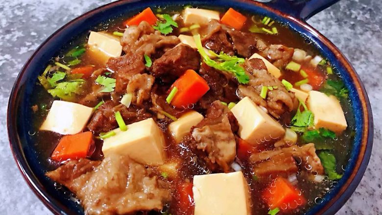 牛肉炖豆腐,营养丰富的牛肉豆腐汤装入容器中就大功告成啦