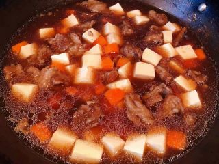 牛肉炖豆腐,放入调味料一品鲜酱油、蚝油调味均匀